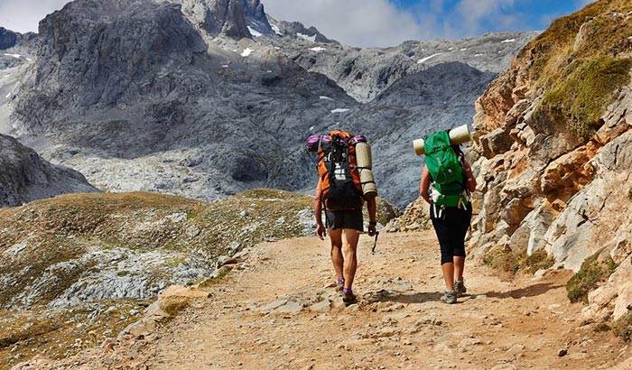 how to become a hiking guide