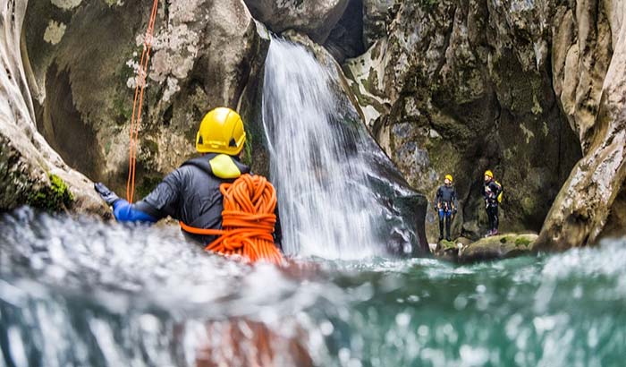 The Difference Between Dry and Non-Dry Climbing Ropes: Which is